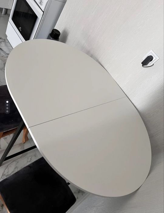 Продам новый белый кухонный стол