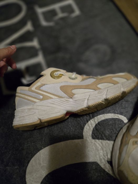 Маратонки Adidas в бяло и бежово, размер 40.