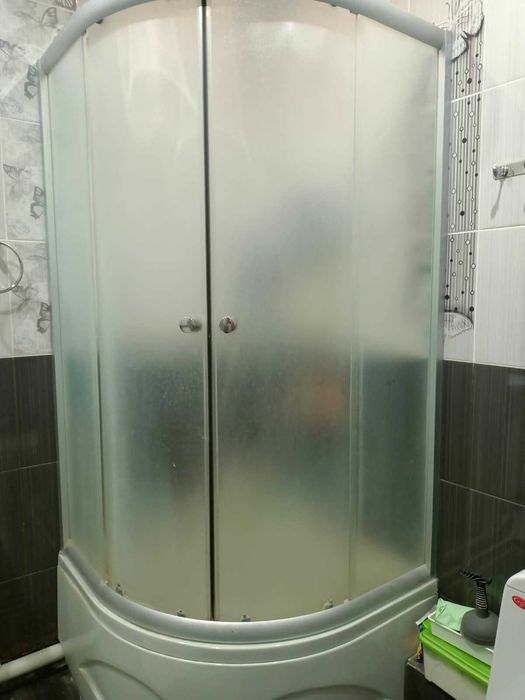 продам комод  , диван . ковры. . душевую кабину