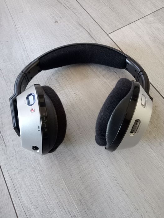 Vând căști wireless Philips gaming