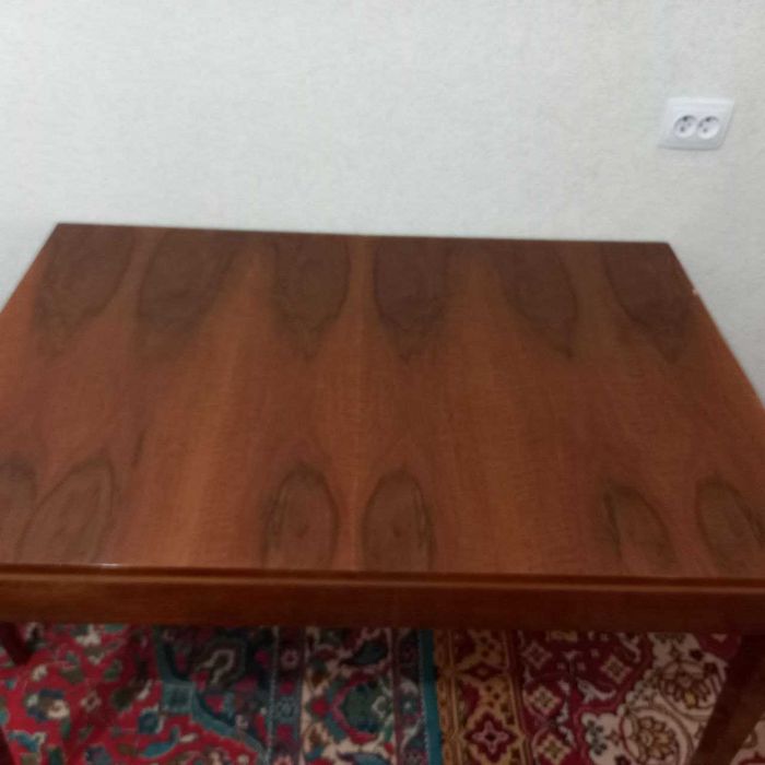 Продам стол обеденный полированный раскладной 80 см на 120 см (180 см)