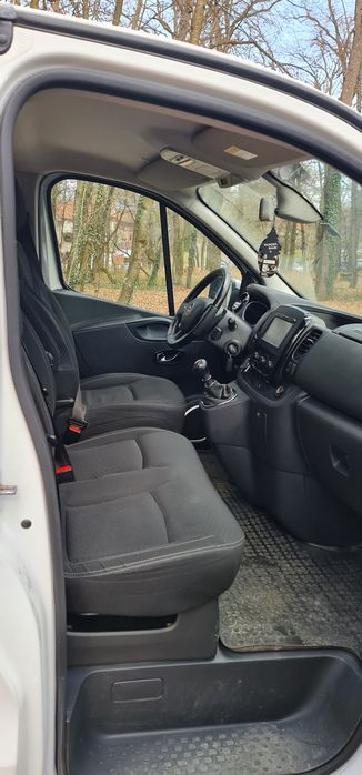 Inchiriez microbus 8+1