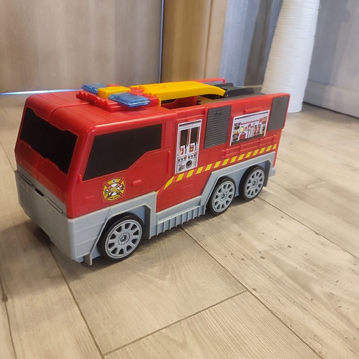 Голяма Пожарна трансформираща се в писта и полицейска станция