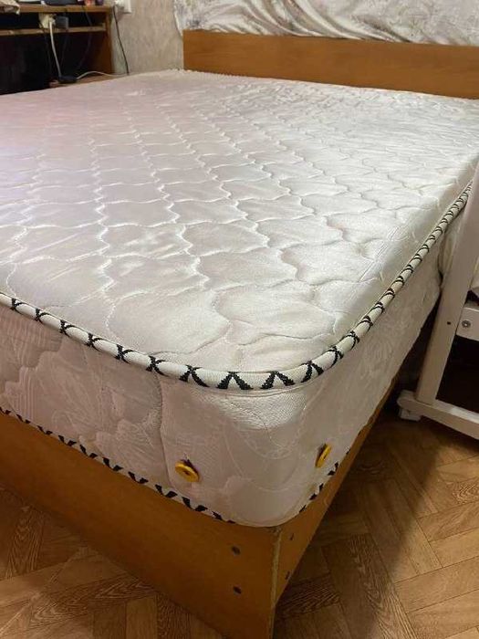 Кровать двуспальная с матрасом