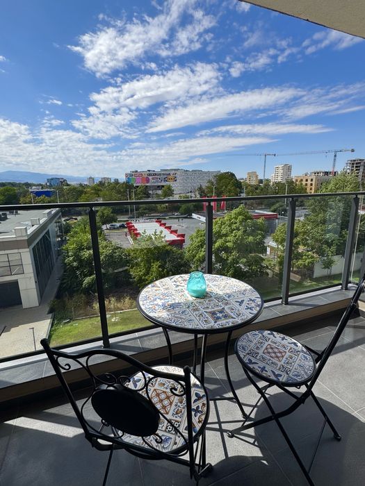 Продавам луксозен двустаен апартамент в Panorama Park East
