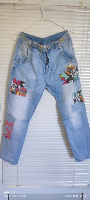 Дамски дънки с цветни кръпки и декорации