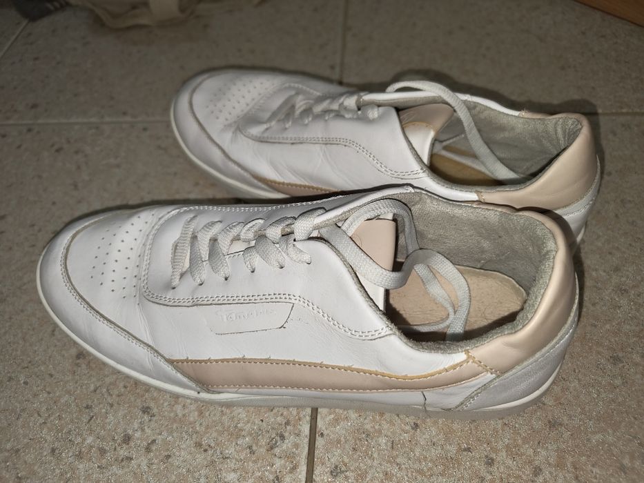 Бели кецове с ниска платформа