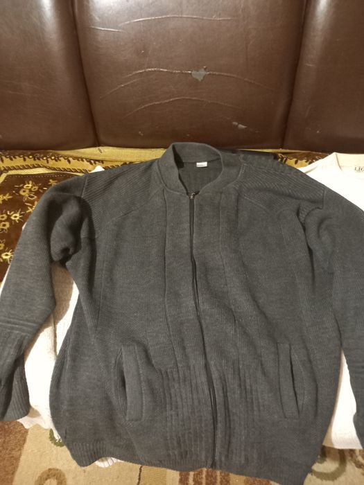 Свитера мужские продаются