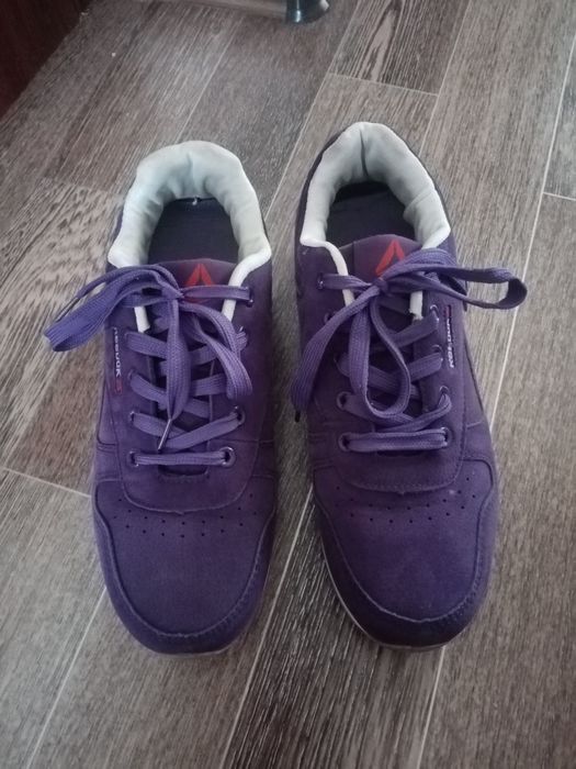 Женские крассовки Reebok.