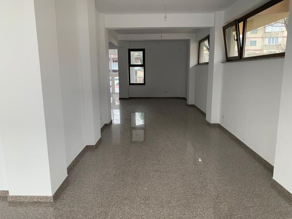 Vând spațiu comercial – 500 mp - parter și subsol bloc nou