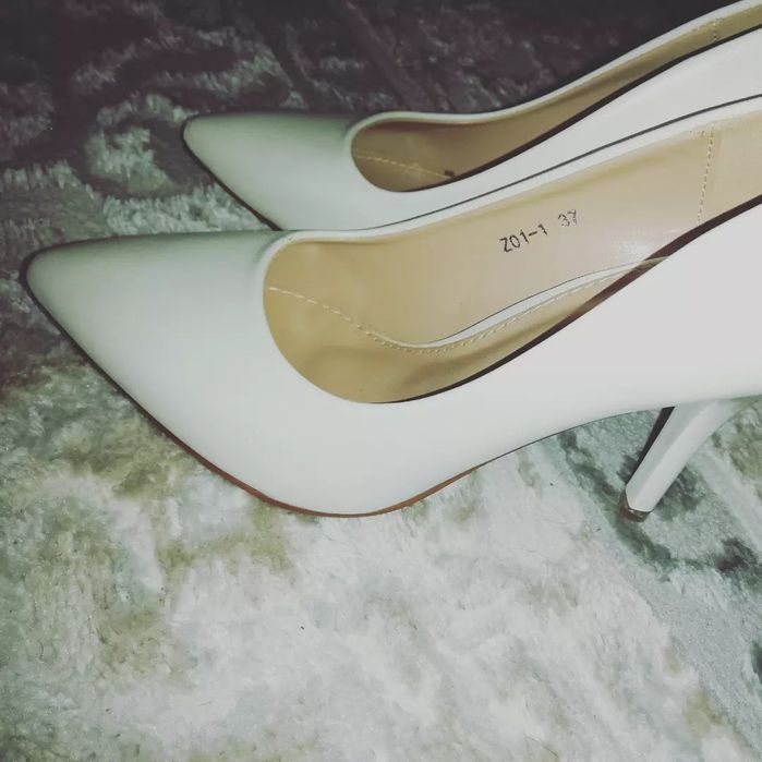 Белые удобные туфли