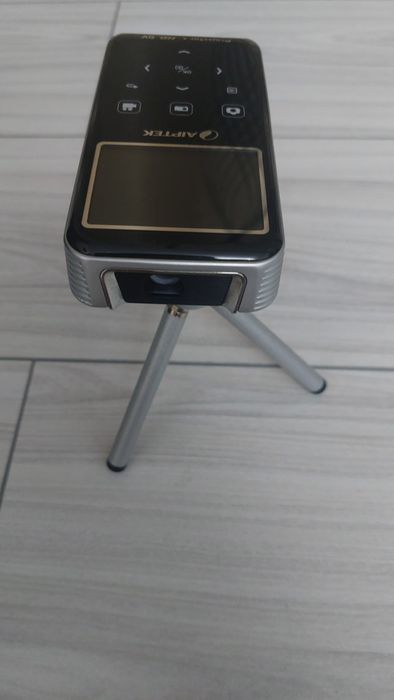 Videoproiector portabil cu trepied și card