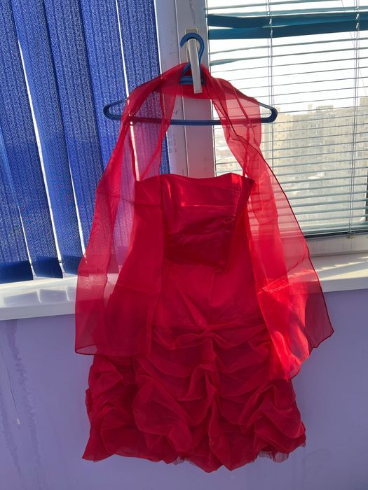Продам платья красное с накидкой для мероприятий