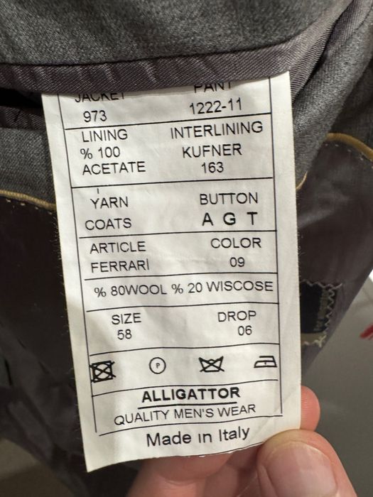 Италианският сив мъжки официален костюм включва сако и панталон