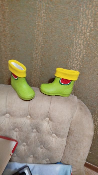 Продам  детские резиновые сапоги