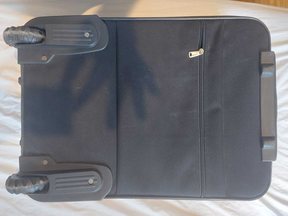 Продавам туристически черен куфар с колелца