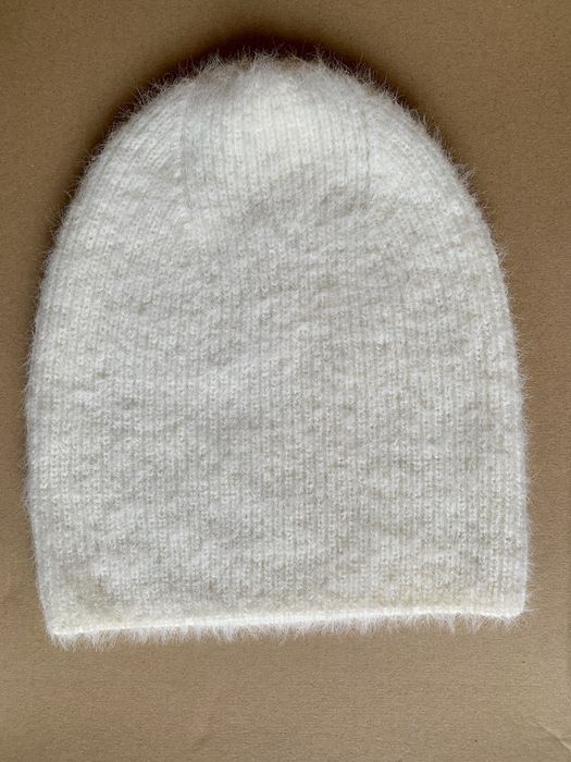 Бежов шал със сребърни нишки и бяла шапка п