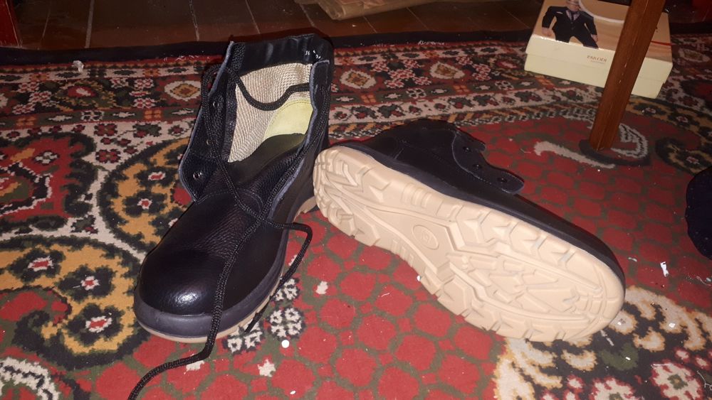 Аяк кийимлер сатылады