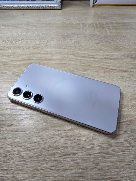 Samsung S24 Белого цвета