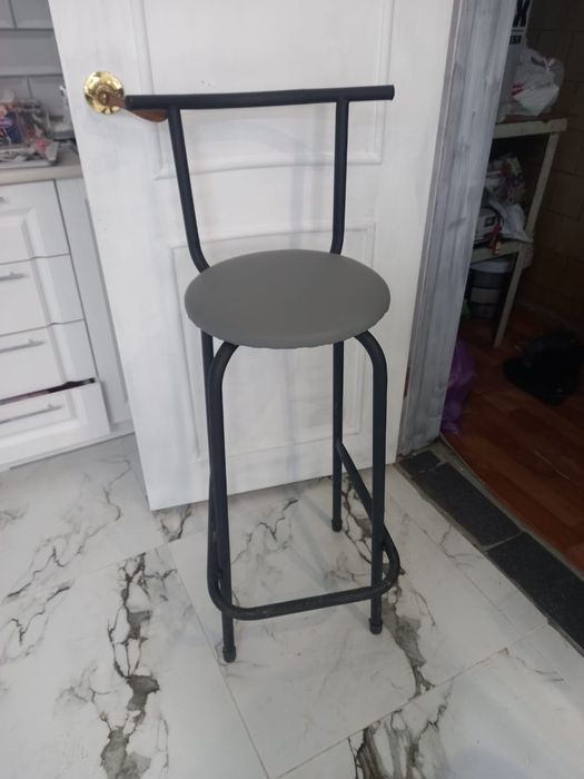 Барный стул для бровиста или визажиста