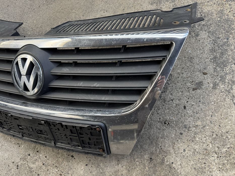 Grila centrala bara fata radiator vw passat b6 fisurata cu defect