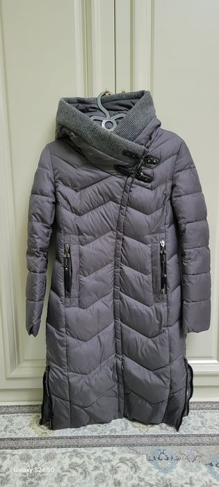 Серая тёплая куртка красивый модель стоит как новенький
