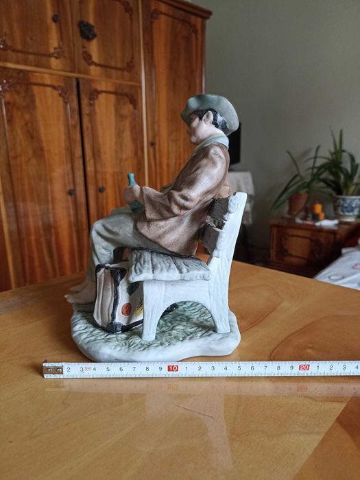 Bibelou vagabond pe banca