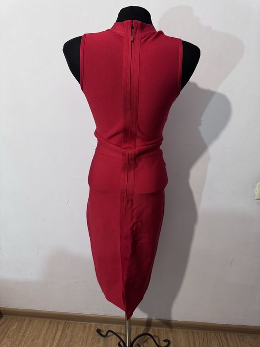 Платье облегающее красное