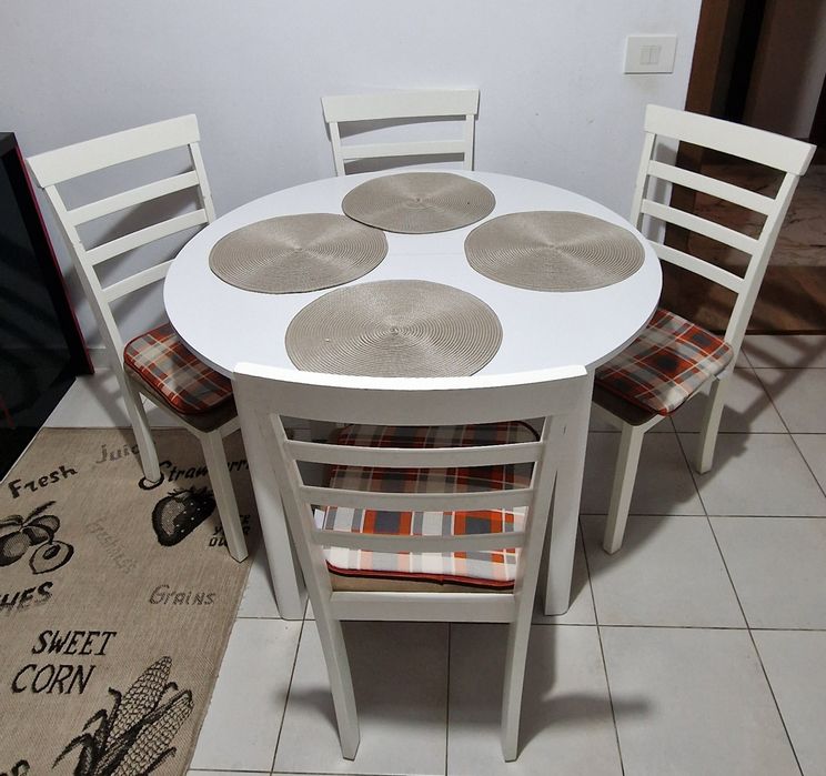 Masa rotunda, extensibila 6 persoane, 4+2 scaune, stare buna