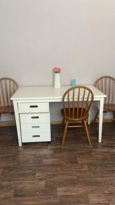 Письменный стол из массива дерева с подкатной тумбой