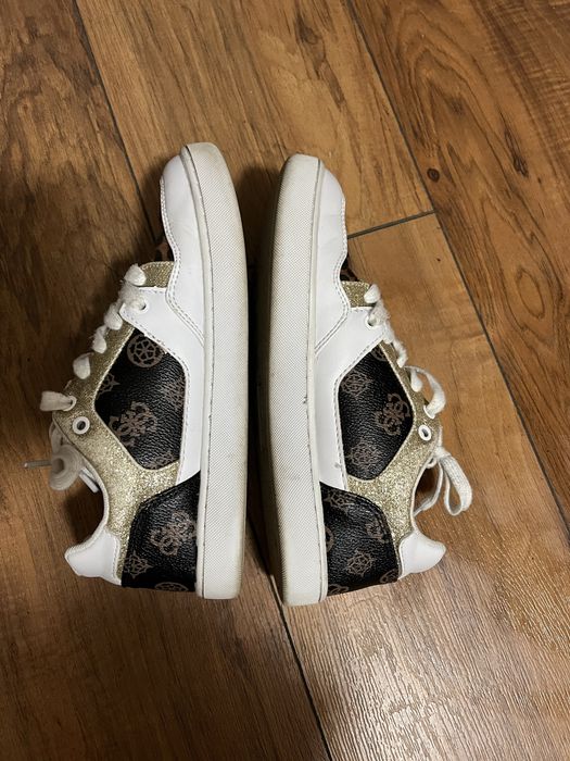 Маратонки Guess.