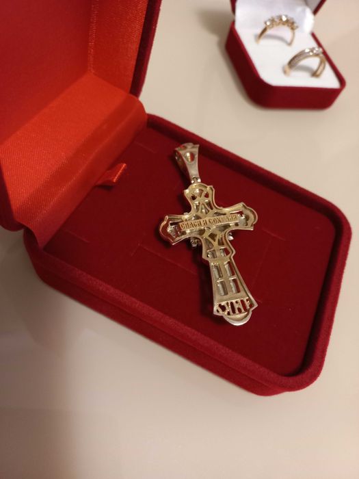 Золотой крест и кольцо