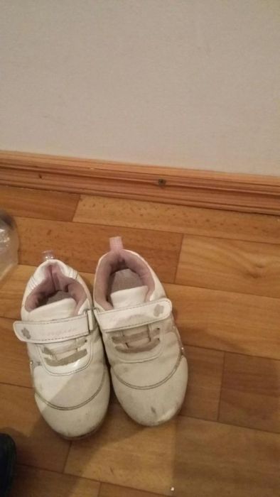 Продам сандали и детские кроссовки
