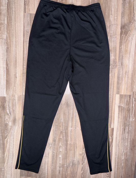 Pantaloni Nike.
