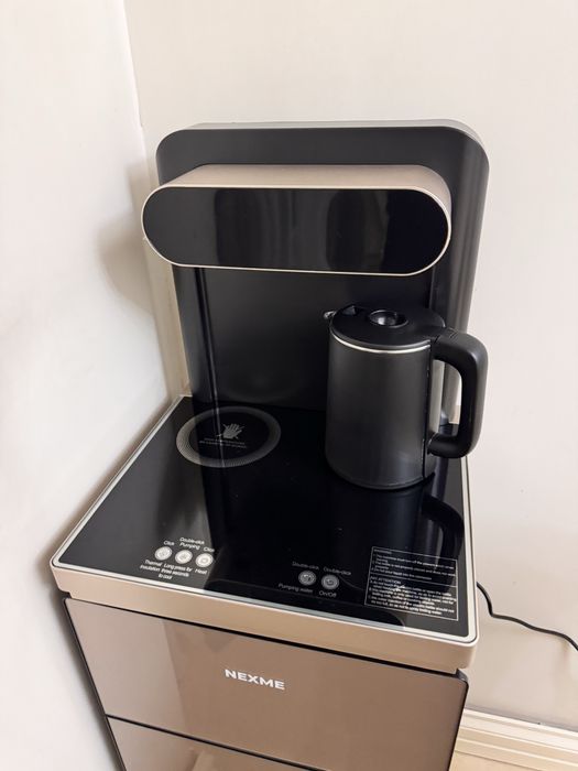 Кулер для воды, в комплекте 2 чайника.