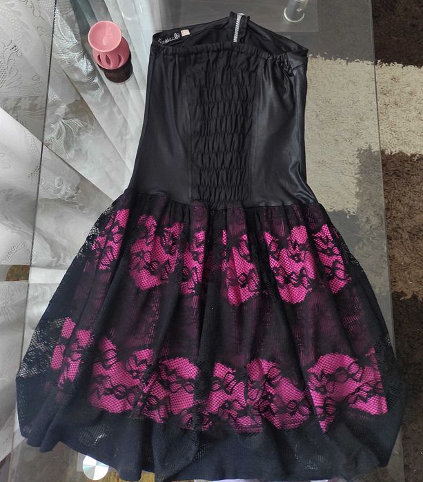 Елегантна кожена рокля с цип и дантела