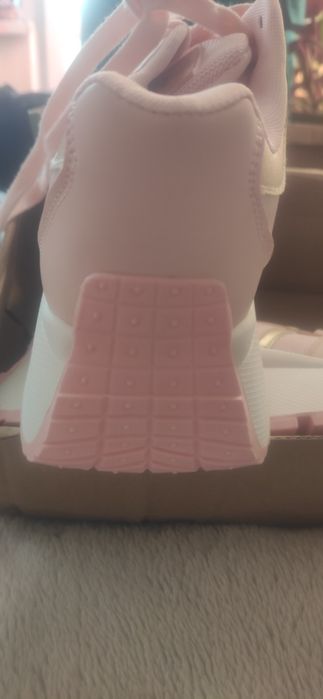 Женские кроссовки на платформе