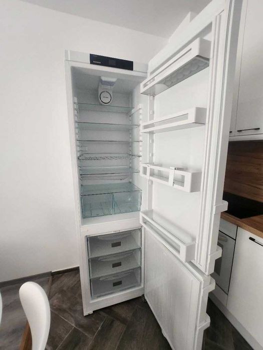 Дава се под наем Двустаен апартамент в София, Хладилника - 65 кв.м за 750 € - Снимка #10