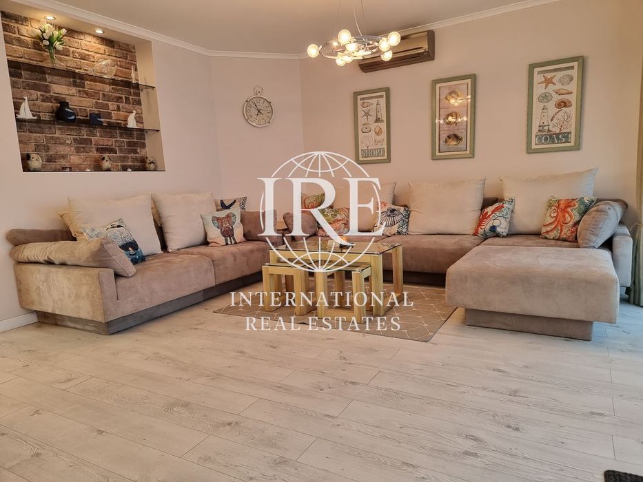 Стилен четиристаен апартамент под наем с фронтална морска панорама и