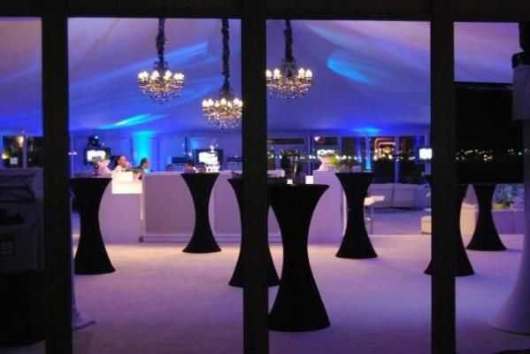 Închiriez mese cocktail cu husă neagră – pentru evenimente în Craiova