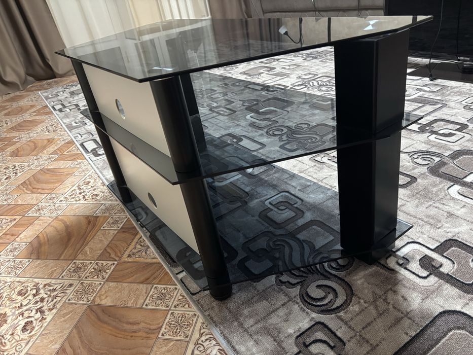Стеклянная тумба под тв