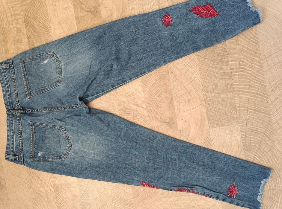Страхотен деним с бродерия и накъсан ефект