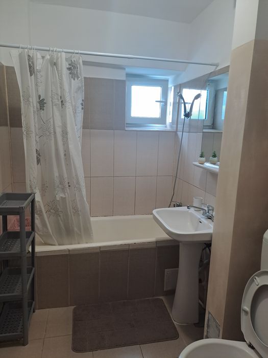 Inchiriez apartament
