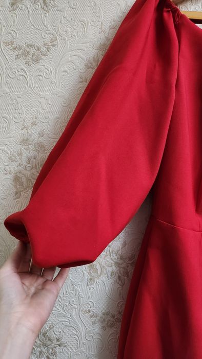 Красное алое платье