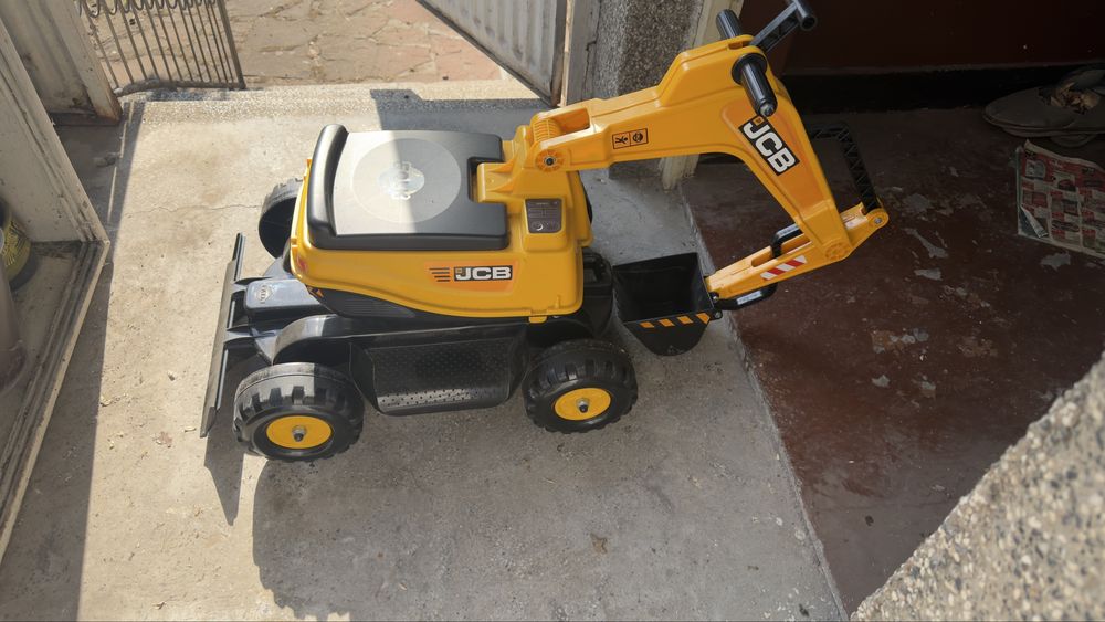 Детски багер за яздене Komatsu Falk 126