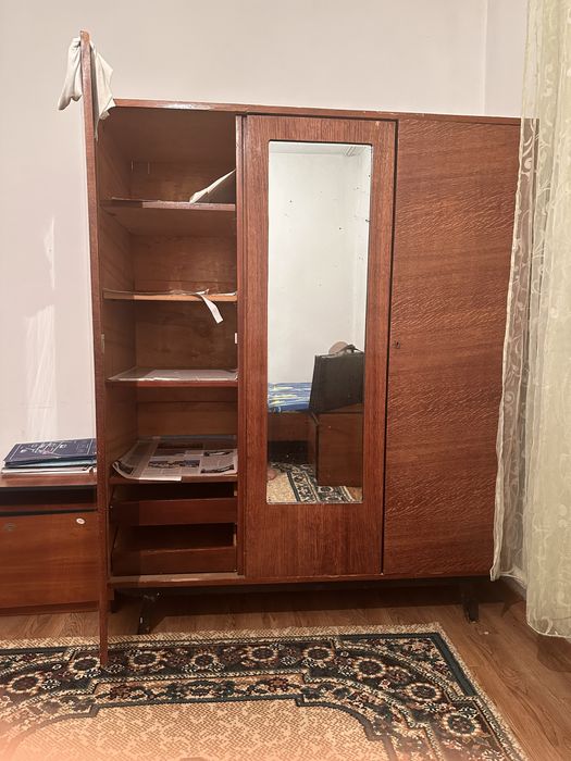Продам шкаф трехстворчатый с зеркалом (дерево)
