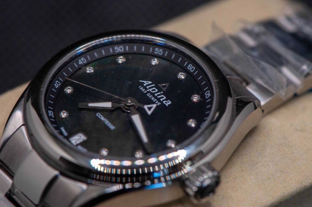 Швейцарски дамски часовник с диаманти - Alpina Comtesse