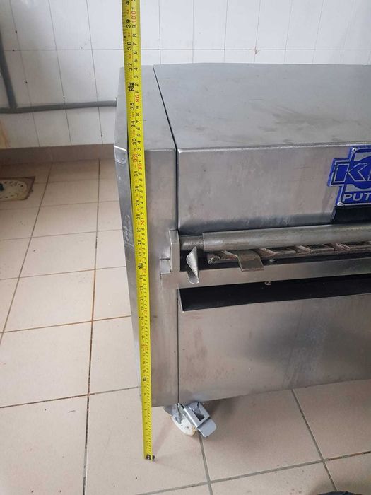 Mașină de curățat tăvi