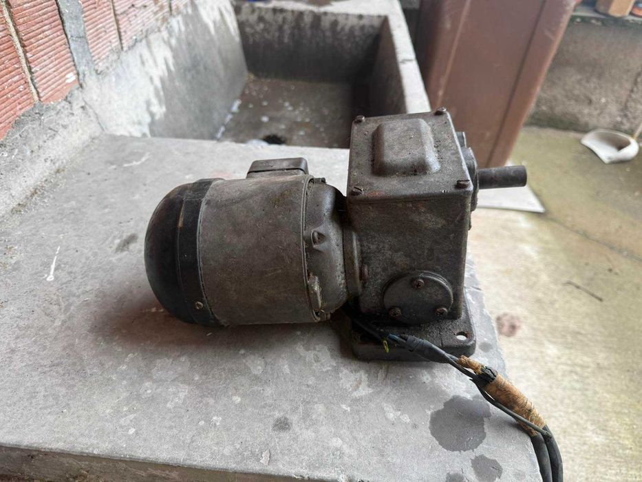 Продавам ел двигател със редуктор трифазен