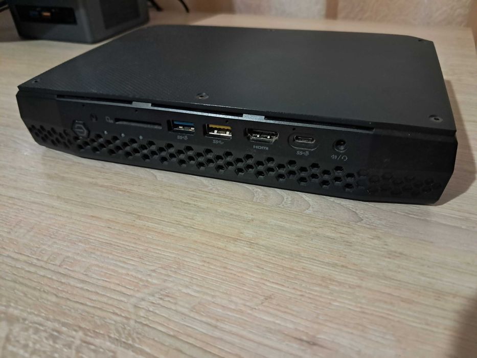 Мини компютър Intel hades canyon nuc8i7hvk